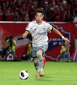 いわきとの開幕戦でJデビューし、前半35分にドリブルを仕掛ける今治MF中井卓大ピピ(2026年8月9日、ハワイアンズスタジアムいわき)