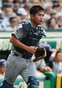 花巻東対新田　6回裏、守備位置に向かう花巻東の斎藤蒼梧捕手(撮影･上山淳一)