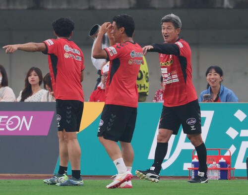 福島対讃岐　試合前アップで笑顔を見せるカズ　(撮影･水谷安孝)