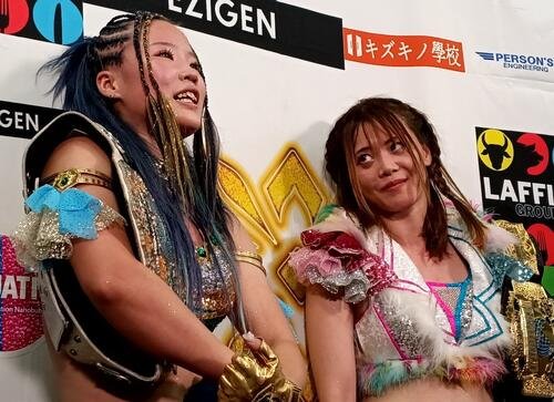 スパークラッシュを相手に健闘したビクトリア弓月と捉えどころのないマイクでけむに巻いた岩谷麻優(右)