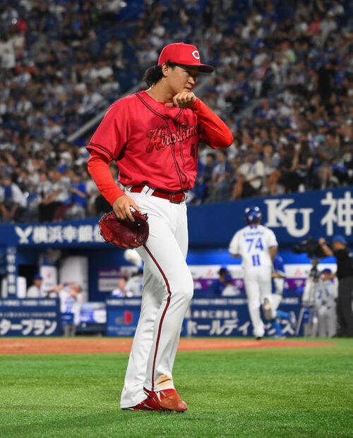 DeNA対広島　4回裏に先制を許した広島戦の鈴木健矢は悔しげな表情で引き揚げる(撮影･滝沢徹郎)