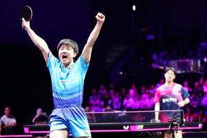 男子決勝第5ゲーム、韓国のオ･ジュンソン(後方)を破って優勝した張本智和は、歓喜のガッツポーズ(撮影･江口和貴)