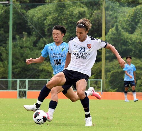 清水対静岡産大　2得点を記録した清水千葉(手前)(撮影･前田和哉)