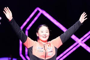 女子決勝　陳幸同を破り、優勝した張本美和は声援に応える(撮影･江口和貴)