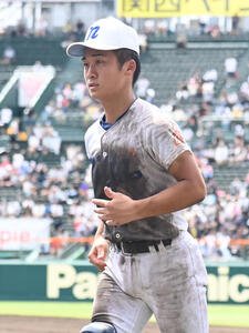 花巻東対新田　試合終了後、アルプスにあいさつへ行きベンチに引き揚げる新田･得居飛翔(撮影･石井愛子)