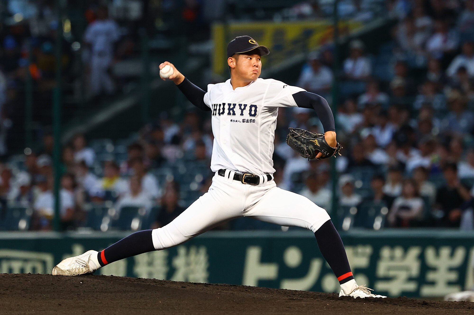 霞ケ浦―中京　一回表、力投する中京先発の鈴木=新井義顕撮影