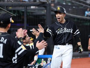 西武対ソフトバンク　2回表ソフトバンク無死、近藤健介(右)は本塁打を放ちベンチ前でナインとタッチを交わす(撮影･鈴木正人)