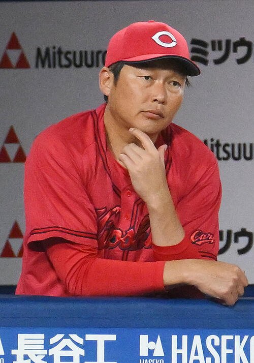 DeNA対広島　戦況を見守る広島新井貴浩監督(撮影･滝沢徹郎)