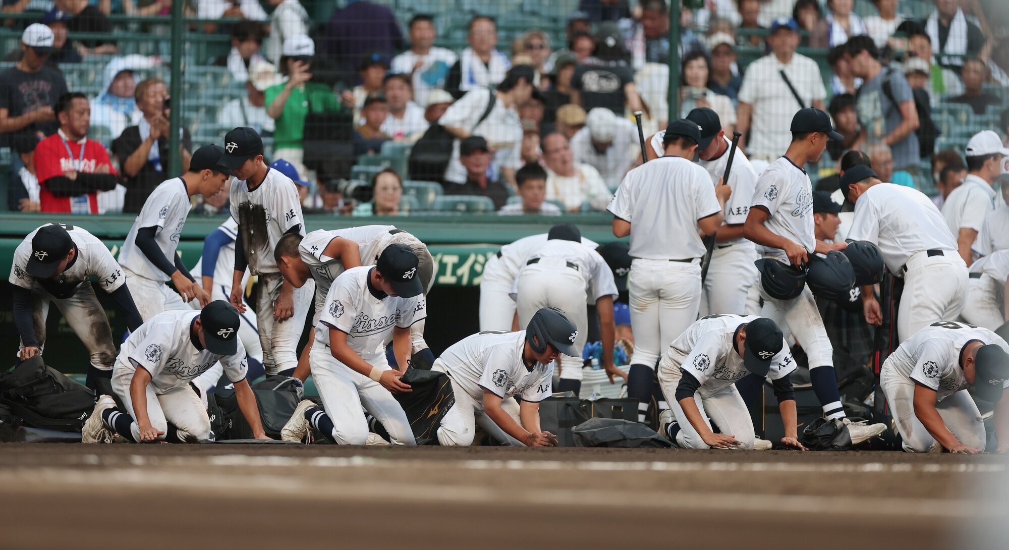 八王子実践―鳴門渦潮　試合後にグラウンドの土を集める八王子実践の選手たち=米田怜央撮影