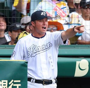 八王子実践対鳴門渦潮　選手に指示を出す八王子実践･河本ロバート監督(撮影･白石智彦)
