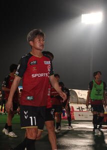 福島対讃岐　敗戦に厳しい表情で引き揚げるカズ(撮影･水谷安孝)