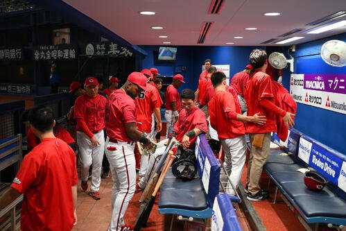 DeNA対広島　試合に敗れ引き揚げる広島の選手たち(撮影･滝沢徹郎)