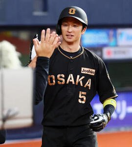 阪神対中日　6回裏阪神無死、近本光司は先制の右越えソロ本塁打を放ちベンチのナインとタッチする(撮影･加藤哉)