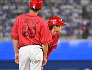 DeNA対広島　8回表広島1死一、二塁、二塁走者辰見鴻之介(右)は三塁を狙うもアウトになる(撮影･滝沢徹郎)