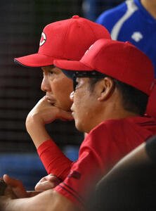 DeNA対広島　戦況を見守る広島新井貴浩監督(後方)(撮影･滝沢徹郎)