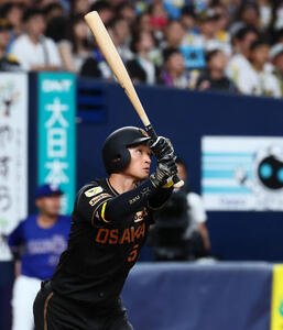 阪神対中日　6回裏阪神無死、近本光司は先制の右越えソロ本塁打をはなつ(撮影･加藤哉)