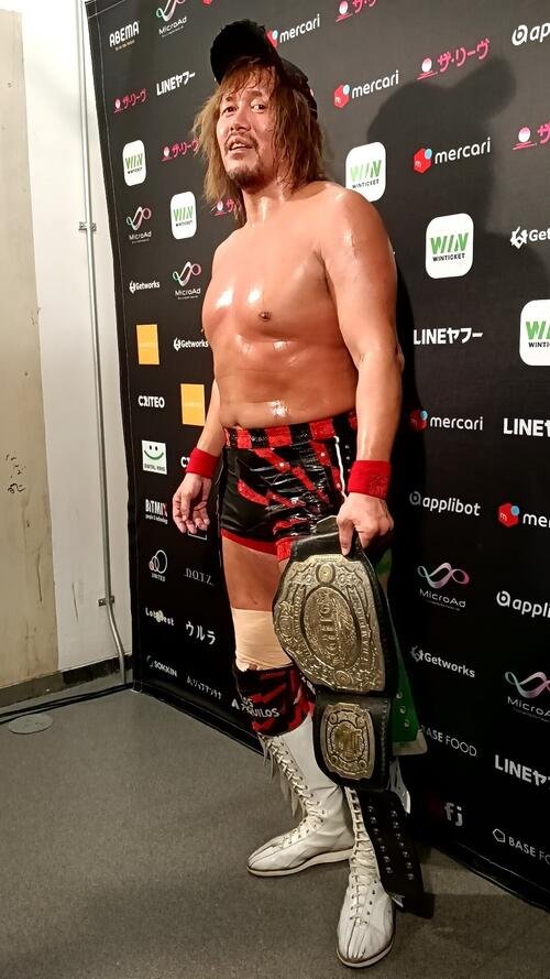 GHCヘビー級のベルトを手にした内藤哲也