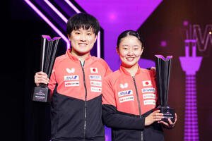 優勝トロフィーを手に笑顔で写真に納まる張本兄妹。左は兄の智和、右は妹の美和(撮影･江口和貴)