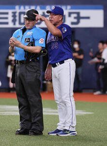 阪神対中日　7回、交代を告げる中日井上一樹監督(撮影･宮崎幸一)