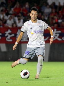 いわきとの開幕戦でJデビューし、後半にパスを出す今治MF中井卓大ピピ(2026年8月9日、ハワイアンズスタジアムいわき)