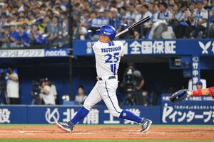 DeNA対広島　4回裏DeNA1死、筒香嘉智は右越えに先制本塁打を放つ(撮影･滝沢徹郎)