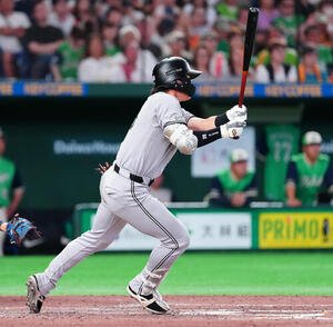 巨人対ヤクルト　6回裏巨人2死一、三塁、適時打を放つ岡田悠希(撮影･鈴木みどり)