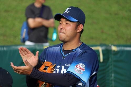 少年野球教室で拍手を送る西武斎藤佳紳(撮影･金子真仁)