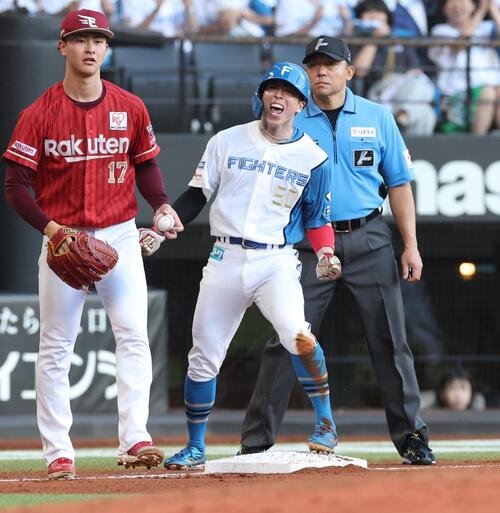 日本ハム対楽天　7回裏日本ハム無死一塁、水野達稀の送りバントで三塁に進塁し叫ぶ五十幡亮汰(撮影･黒川智章)