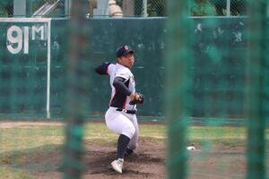 横浜戦に向け前日練習でブルペンに入り投球する沖縄尚学･末吉良丞(撮影･佐藤妙月)