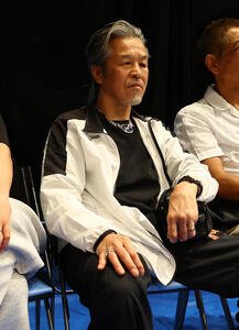 試合を観戦する父の辰吉丈一郎(撮影･上田博志)