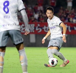 いわきとのJ2開幕戦で日本デビューし、後半にパスを出す今治MF中井卓大ピピ(撮影･木下淳)