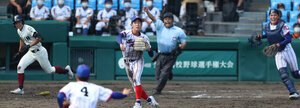 七回裏大阪桐蔭無死一、二塁、大前の送りバントが投飛となり投手仲井が二塁へ送球、二塁走者をアウトにする