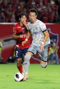 いわきとの開幕戦でJデビューし、前半35分にドリブルを仕掛ける今治MF中井卓大ピピ(2026年8月9日、ハワイアンズスタジアムいわき)
