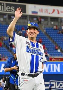 DeNA対広島　ヒーローインタビューを終えファンに手を振り引き上げるDeNA筒香嘉智(撮影･滝沢徹郎)