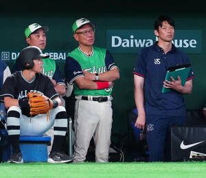 巨人対ヤクルト　ベンチで険しい表情のヤクルト池山隆寛監督(中央)(撮影･鈴木みどり)