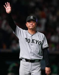 巨人対ヤクルト　ヤクルトに勝利し、声援に応える巨人橋上秀樹監督代行(撮影･鈴木みどり)