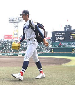 グラウンド入りする横浜の織田翔希(撮影･石井愛子)