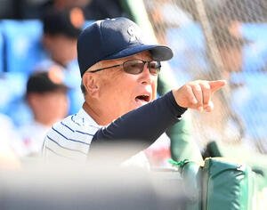 明徳義塾対日南学園　ナインらに声をかける明徳義塾の馬淵史郎監督(撮影･石井愛子)