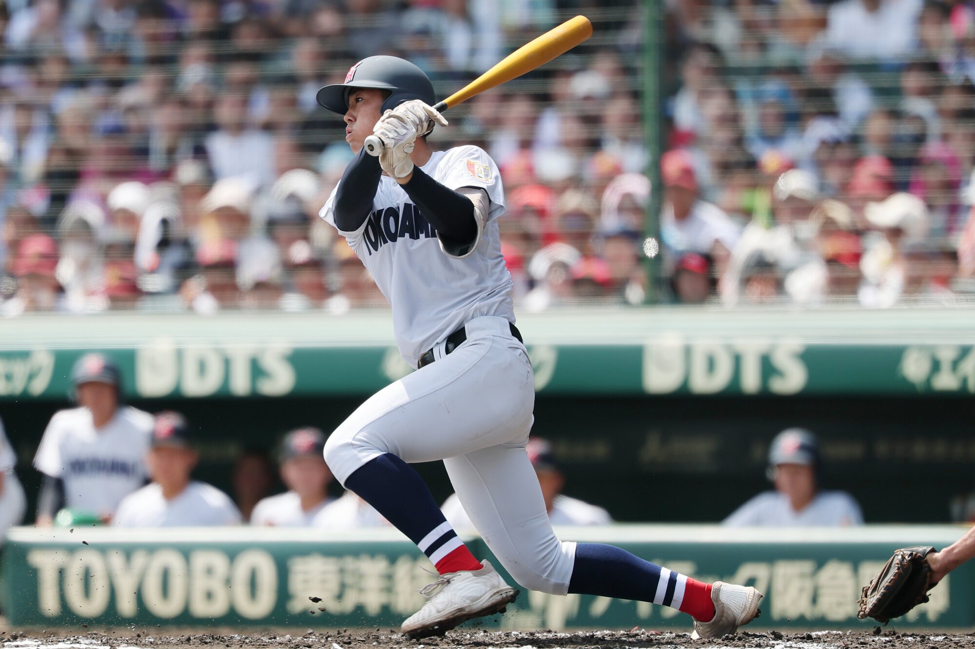 横浜―沖縄尚学　二回表横浜2死二塁、脇山は左前に先制適時打を放つ=瀬戸口翼撮影