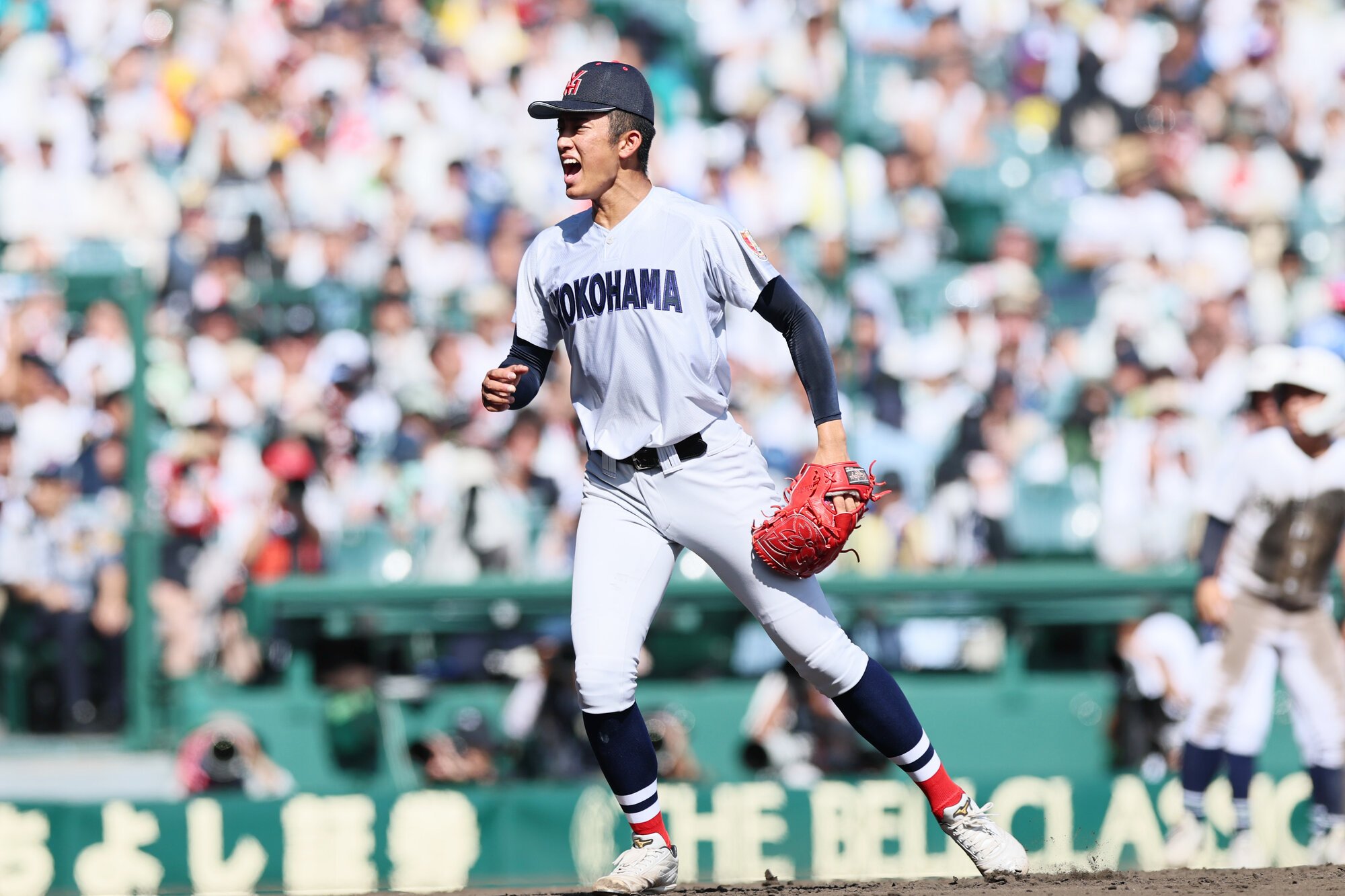 横浜―沖縄尚学　七回裏沖縄尚学2死三塁、仲村を三振に打ち取り、声を出す横浜先発の織田=木子慎太郎撮影