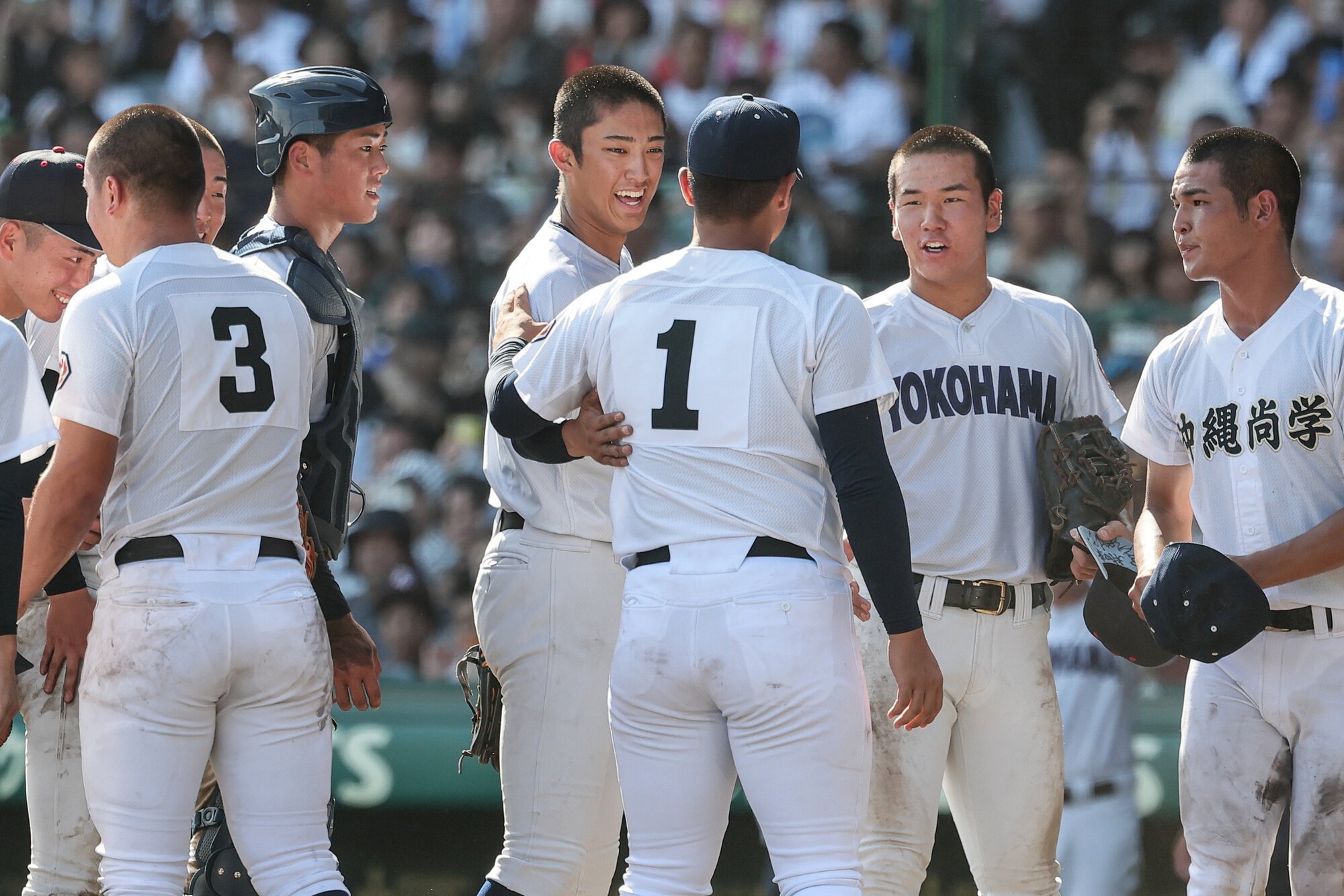 横浜―沖縄尚学　試合後、沖縄尚学の末吉①と健闘をたたえ合う横浜の織田=瀬戸口翼撮影