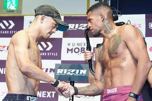 ｢RIZIN.54｣の公開計量後、握手を交わす佐藤将光(左)とパッチー･ミックス(撮影･江口和貴)