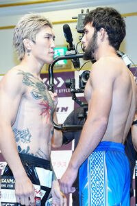 ｢RIZIN.54｣の公開計量後、フェイスオフを行う伊藤裕樹(左)とアリベク･ガジャマトフ(撮影･江口和貴)