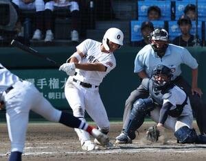横浜対沖縄尚学　7回裏沖縄尚学1死三塁、空振り三振に倒れる慶留間大武