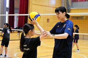 ｢AGEO地域クラブ｣のバレーボール活動で、埼玉上尾メディックスの入沢まい選手からトスの指導を受ける中学生=2026年7月26日午前9時17分、埼玉県上尾市、本田隼人撮影