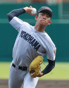 横浜対沖縄尚学　力投する横浜エース織田翔希(撮影･上山淳一)