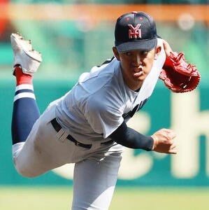 横浜対沖縄尚学　5回裏、力投する横浜エース織田翔希(撮影･上山淳一)