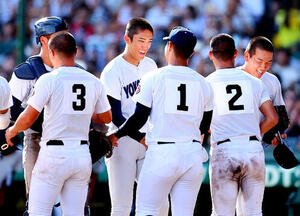 横浜対沖縄尚学　試合を終え、沖縄尚学･末吉良丞(手前中央)と笑顔で健闘をたたえ合う横浜･織田翔希(撮影･野上伸悟)
