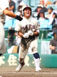 明徳義塾対日南学園　9回裏日南学園2死一、二塁、サヨナラ安打を放ち喜ぶ豊丸蒼大(撮影･野上伸悟)