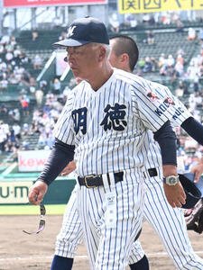 明徳義塾対日南学園　日南学園に負け肩を落とす明徳義塾の馬淵史郎監督(撮影･石井愛子)